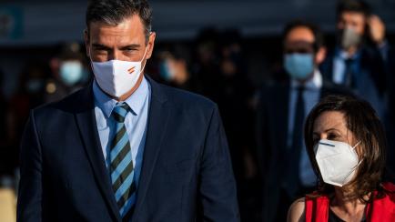 El presidente del Gobierno, Pedro Sánchez, y la ministra de Defensa, Margarita Robles.