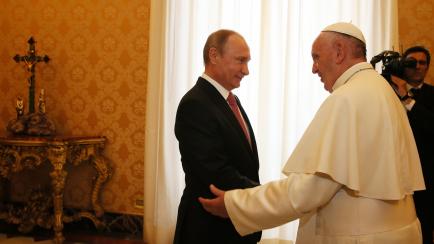 El papa Francisco recibe al presidente ruso, Vladimir Putin, en un encuentro en el Vaticano, en 2015. 