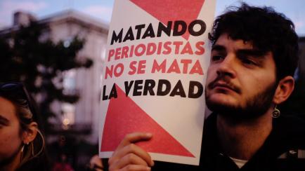 Un hombre sostiene una pancarta contra el asesinato de periodistas el pasado 25 de enero en Guadalajara (México), tras la muerte de Lourdes Maldonado, Margarito Esquivel y José Luis Gamboa.