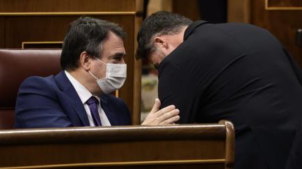 Los portavoces parlamentarios de PNV, Aitor Esteban, y ERC, Gabriel Rufián, en una imagen de archivo en el Congreso.