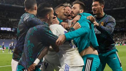 Los jugadores del Real Madrid celebran el segundo gol del equipo madridista durante el encuentro correspondiente a la vuelta de las semifinales de la Liga de Campeones que disputan hoy miércoles frente al Manchester City en el estadio Santiago ...