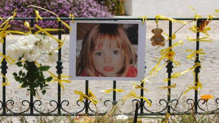 Cintas atadas a las barandillas en homenaje a Madeleine McCann en Portugal.