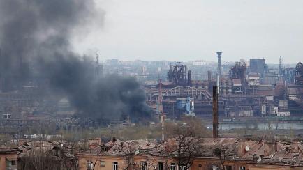 Imágenes del ataque a la acería de Azovstal, en Mariupol, el martes 3 de mayo de 2022.