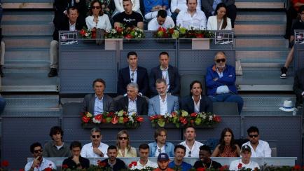 El rey Felipe VI (c), el director del Mutua Madrid Open, Feliciano López (d, centro) y los jugadores del Real Madrid Luka Modric (c, abajo) y Vinícius Jr. (2d), asisten al partido de cuartos de final del Mutua Madrid Open disputado entre los t...
