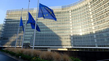 Banderas de la Unión Europea frente al edificio de la Comisión Europea