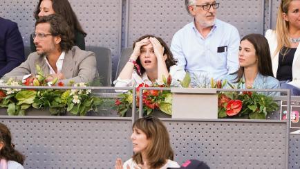 Isabel Díaz Ayuso, con las manos en el rostro, durante el partido entre Carlos Alcaraz y Novak Djokovic.