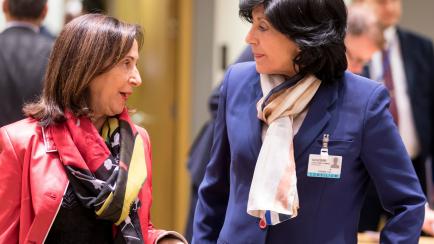 La ministra de Defensa, Margarita Robles, conversando con Esperanza Casteleiro Llamazares, la nueva directora del CNI