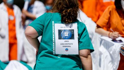 Protesta sanitaria en las puertas del Hospital Gregorio Marañón de Madrid, el 6 de mayo. Varias plataformas han convocado una huelga indefinida a partir del 10 de mayo contra la temporalidad. 