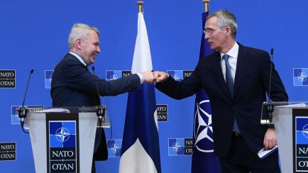 El ministro de Exteriores de Finlandia, Pekka Haavisto, y el secretario general de la OTAN, Jens Stoltenberg, se saludan en un encuentro en Bruselas, en enero pasado. 