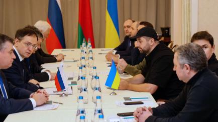 Imagen de la primera reunión entre las partes, el 28 de febrero en Gomel (Bielorrusia)