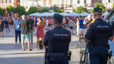 Dos agentes de policía vigilan los alrededores del estadio Sánchez Pizjuán