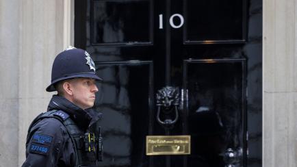 Un policía junto a la entrada del número 10 de Downing Street.