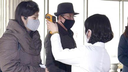 Voluntarios realizando controles de temperatura en la capital de Corena del Norte, Pyongyang.