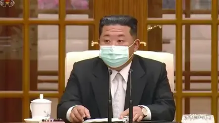 El líder norcoreano, Kim Jong Un, con mascarilla en la televisión estatal el jueves en Pionyang, reconociendo el primer caso de Covid-19 en el país.