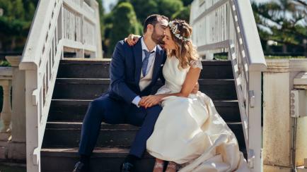 Una pareja se besa el día de su boda.