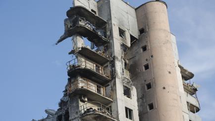 Los restos de un edificio que se mantienenç en pie tras los bombardeos en Mariúpol