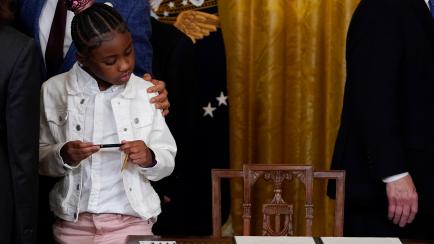 Gianna Floyd, hija de George Floyd, mira la orden ejecutiva que Joe Biden acababa de firmar, en la Casa Blanca. 