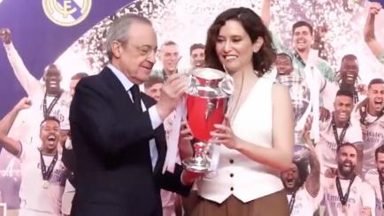 Florentino Pérez entrega una réplica de la Champions League a Isabel Díaz Ayuso.