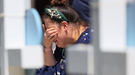 Una mujer llora en Uvalde (Texas) por las víctimas de la matanza en una escuela.