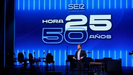 El director de Hora 25, Aimar Bretos, durante el programa especial por el 50 Aniversario de Hora 25 celebrado este lunes en el teatro Coliseum, en Madrid.