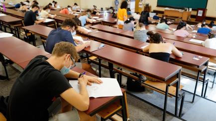 Estudiantes durante la prueba de EvAU.