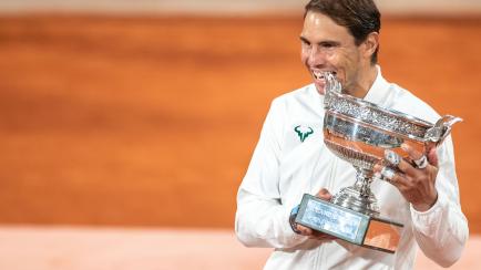 Rafa Nadal, con el trofeo del abierto francés de 2020.