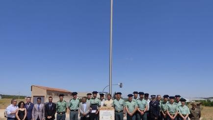 Autoridades y Guardia Civil inauguran en Ossa de Montiel (Albacete) una rotonda dedicada a la Benemérita.