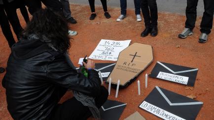 Protesta por el voto rogado de ciudadanos españoles en Uruguay, ante la embajada en Montevideo, en 2015.