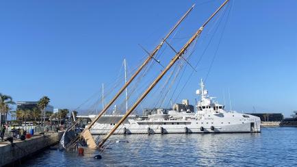 Barco hundido en el puerto de Tarragona.