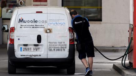 Un hombre echa gasolina en Madrid, el pasado 12 de mayo. 