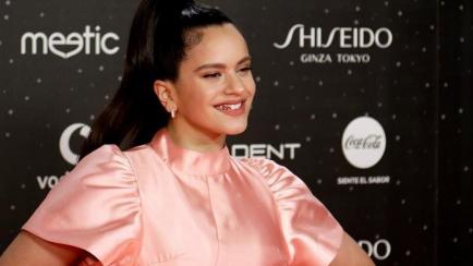 La cantante Rosalía a su llegada a la alfombra roja de los premios "40 Music Awards" que se celebra esta noche en el Wizink Center de Madrid. EFE/David Fernández.