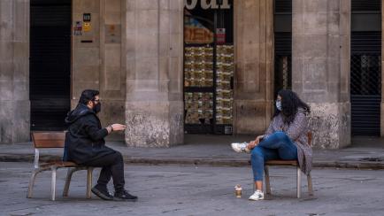 BARCELONA, SPAIN - 2020/12/21: People wearing masks at the Plaza Real talk to each other from a distance.
Barcelona begins the week of Christmas between new regulations that force partial closures of bars and restaurants due to the increase in t...