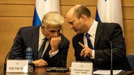 Yair Lapid y Naftali Bennet, reunidos en el consejo de ministros de Israel. 