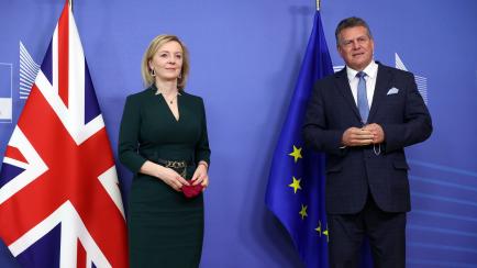 La ministra de Exteriores británica, Liz Truss, y al vicepresidente de la Comisión Europea encargado de supervisar las relaciones con Reino Unido, Maros Sefcovic.