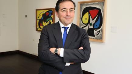 José Manuel Albares, durante su visita este miércoles la exposición "Universo Miró", en la embajada española de Nueva Delhi, India.