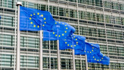 Banderas europeas al aire en el edificio Berlaymont, sede de la Comisión Europea en Bruselas. 