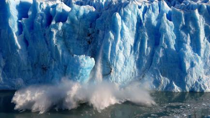 Imagen de archivo de grandes bloques de hielo cayendo sobre el Canal de los Témpanos, en Santa Cruz (Argentina), debido al deshielo global. 