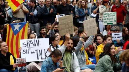Cientos de personas se concentraron ante la sede de la Delegación del Gobierno en Cataluña, el pasado octubre. 