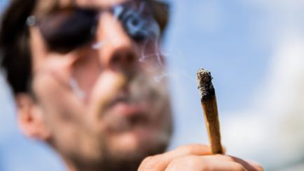 Un joven fumándose un porro de marihuana, en una imagen de archivo.