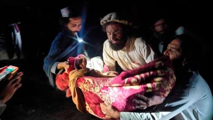 Un grupo de civiles traslada a un niño herido por el terremoto en la provincia de Paktika.
