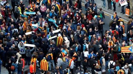 Vista aérea de la concentración de "Tsunami Democràtic" en los aledaños del Camp Nou antes del partido aplazado de LaLiga que disputan este miércoles Barcelona y Real Madrid . EFE/Toni Albir