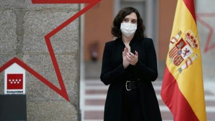 La presidenta Isabel Díaz Ayuso aplaude durante una ceremonia de homenaje a las víctimas del coronavirus, el 18 de octubre de 2020 en Madrid