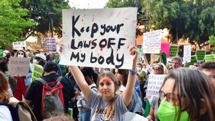 Manifestación proaborto en EEUU donde se lee "mantén las leyes fuera de mi cuerpo"