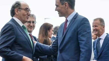 Pedro Sánchez saluda a Ignacio Sánchez Galán, presidente de Iberdrola.