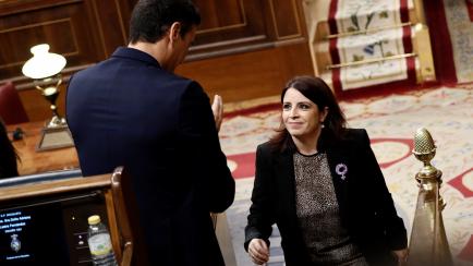 La portavoz del PSOE, Adriana Lastra, recibe el aplauso del candidato a la Presidencia del Gobierno, Pedro Sánchez, tras su intervención en la segunda jornada del debate de investidura.