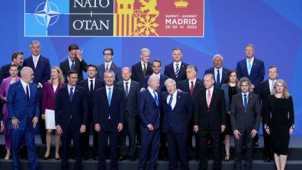 Los líderes de la OTAN, segundos antes de tomar la foto formal de familia, en la Cumbre de Madrid, en Ifema. 