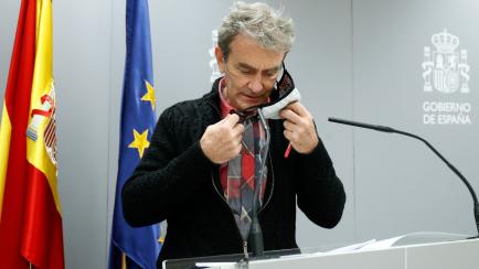 Fernando Simón, quitándose la mascarilla en una de sus ruedas de prensa .