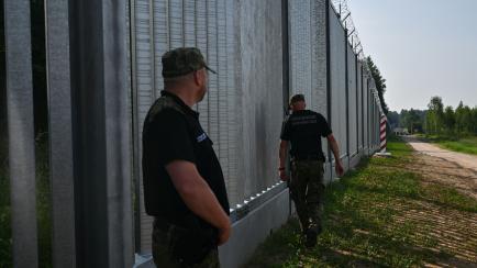 Polonia concluye la construcción de una valla en la frontera con Bielorrusia.