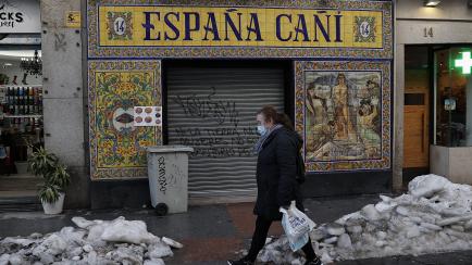 MADRID, SPAIN - JANUARY 19: A view of daily life in Madrid amid the coronavirus (COVID-19) pandemic in Madrid, Spain on January 19, 2021. (Photo by Burak Akbulut/Anadolu Agency via Getty Images)