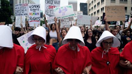 Protesta contra la derogación del aborto en Denver (Colorado, EEUU), el 27 de junio. Las manifestantes van vestidas de 'El cuento de la criada'.  